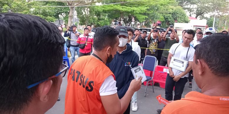 Achiruddin Hasibuan sempat memberikan amplop berisi uang Rp 1 juta kepada Rio untuk pengobatan Ken Admiral.