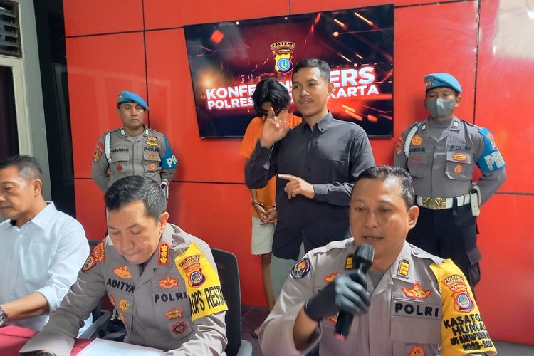 Polisi amankan oknum guru pada kasus kekerasan seksual pada anak di SD swasta di Kota Yogyakarta, Senin (15/1/2024)