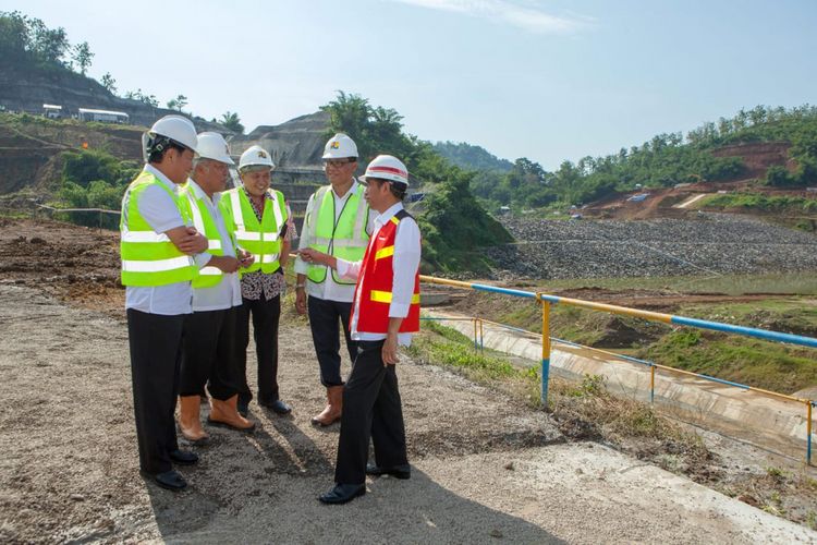 Presiden Joko Widodo saat meninjau proyek Bendungan Kuningan, Jumat (25/5/2018).