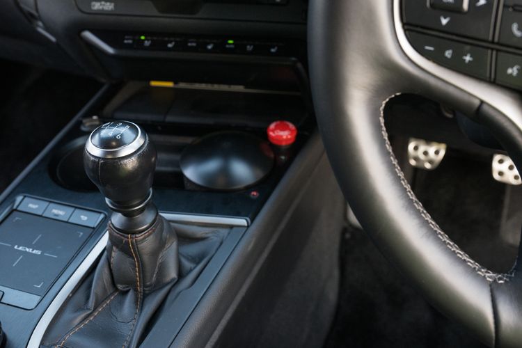 Tombol tombol pada konsol tengah Lexus RZ untuk aktivasi mode manual