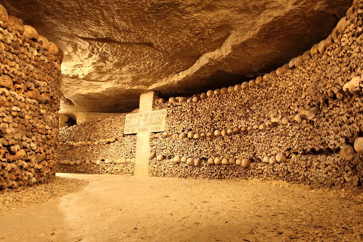 Catacombs of Paris, lorong penuh tulang manusia. 