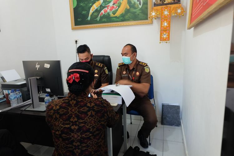 Bupati Karangasem I Gusti Ayu Mas Sumatri  diperiksa Tim Penyidik Kejaksaan Negeri Karangasem terkait kasus dugaan korupsi masker di Dinas Sosial Pemkab Karangasem