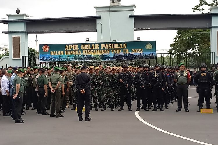 Danrem saat melakukan pengecekan pasukan di Stadion Maguwoharjo, Rabu (7/12/2022)