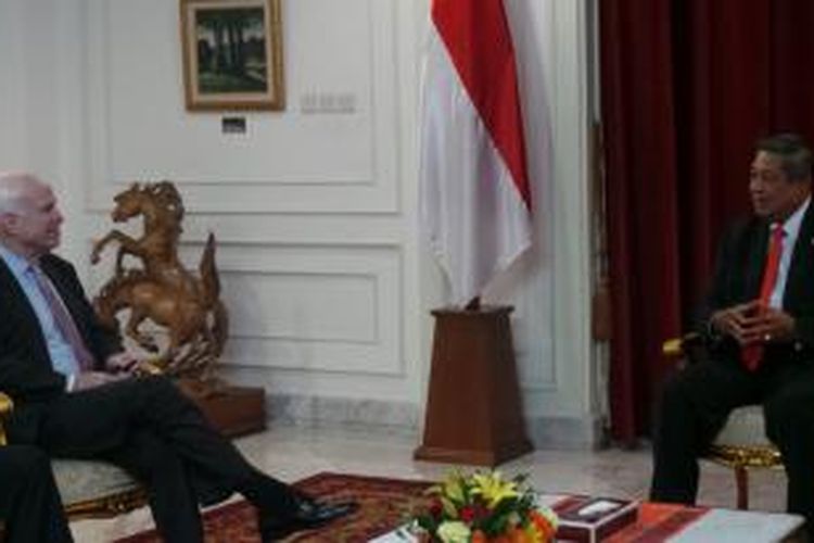 Presiden Susilo Bambang Yudhoyono (SBY) menerima kedatangan Senator Amerika Serikat, John McCain di kantor presiden, Jakarta, Selasa (12/8/2014) 