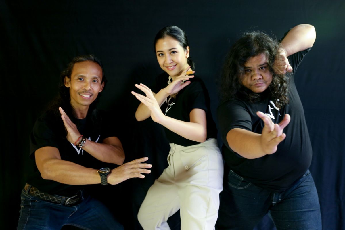 Yayan Ruhian, Sherina Munaf, Fariz Alfarazi (dari kiri ke kanan) berpose seusai sesi wawancara terkait promosi film Wiro Sableng Pendekar Kapak Maut Naga Geni 212, di kantor Kompas.com, Palmerah Barat, Jakarta Barat, Kamis (9/8/2018). 