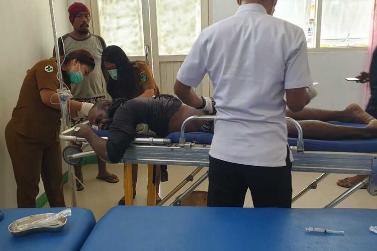 Seorang karyawan PT Dolarosa bernama Yulius Wetipo (34 ) tertembak di pinggang kiri tembus ke punggung kanan di Nduga, Papua. Korban ketika sedang menjalani perawatan medis, Selasa (6/10/2020).