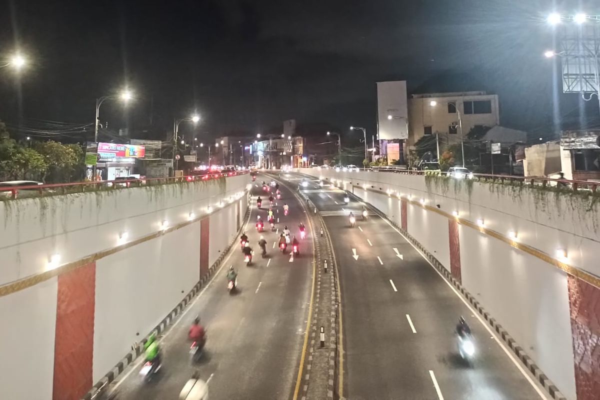 Arus lalu lintas di underpass Simpang Tugu Ngurah Rai, Kuta Badung, Bali, Rabu (2/11/2022). Pemerintah akan menerapkan rekayasa lalu lintas ganjil genap di Bali saat KTT G20.