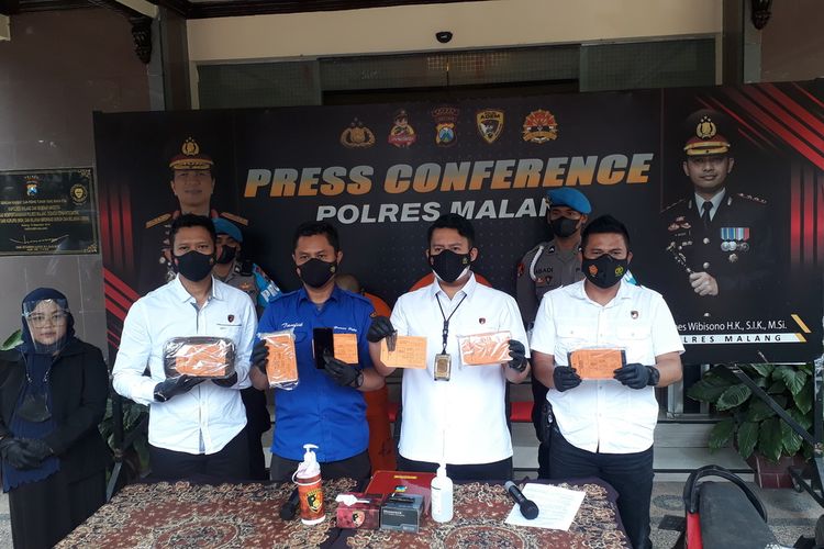 Jajaran Satreskrim Polres Malang saat menunjukkan barang bukti kasus pencurian di Mapolres Malang, Kamis (17/2/2022).