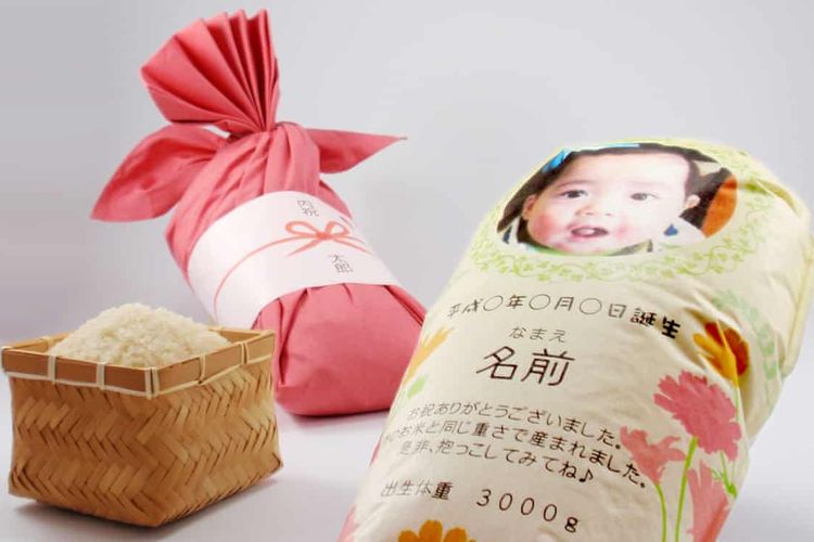Paket beras bergambar wajah bayi untuk para kerabat.