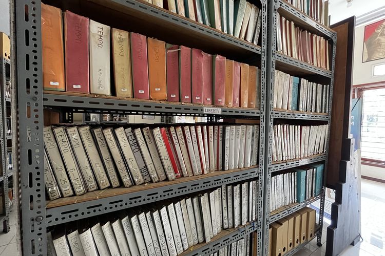 Koleksi kliping dan majalah Tempo sejak tahun 1.900-an di perpustakaan Medayu Agung milik Oei Hiem Hwie, Selasa (12/8/2025).