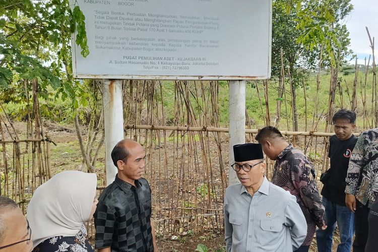 Mendes PDT, Yandri Susanto meninjau langsung plang penyitaan aset akibat sengketa BLBI di wilayah Sukaharja, Kecamatan Sukamakmur, Kabupaten Bogor