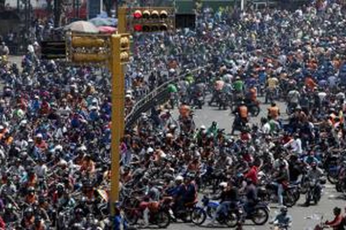 Biker Venezuela memprotes rencana pemerintah melarang sepada motor melintas di atas pukul 19.00.