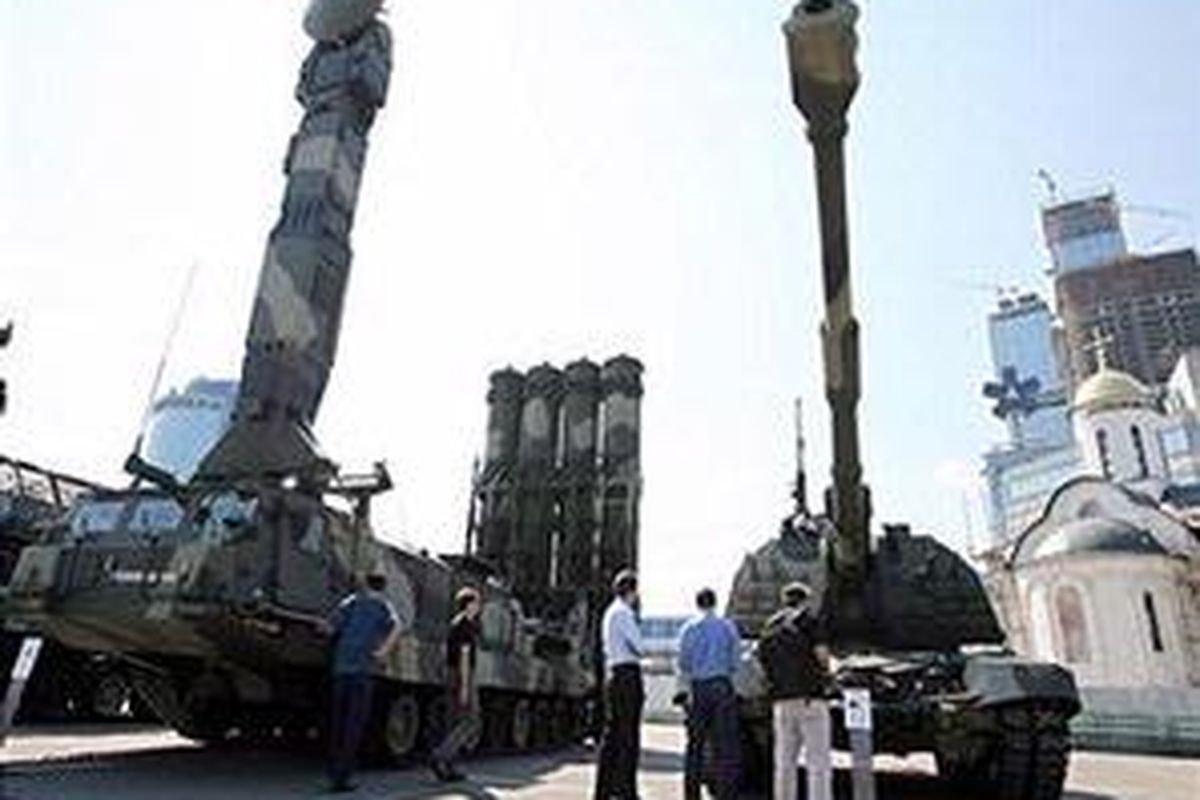 Beberapa orang menyaksikan rudal dan tank dalam pameran persenjataan di Moskwa, 20 Agustus 2008