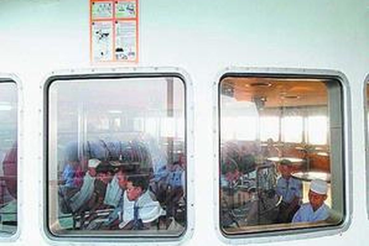 Banyak orang tidak dapat melewatkan Lebaran bersama keluarga karena terbentur tugas. Awak kapal Musthika Kencana menggelar shalat Id di kafetaria Kapal Musthika Kencana, Rabu (1/10). 