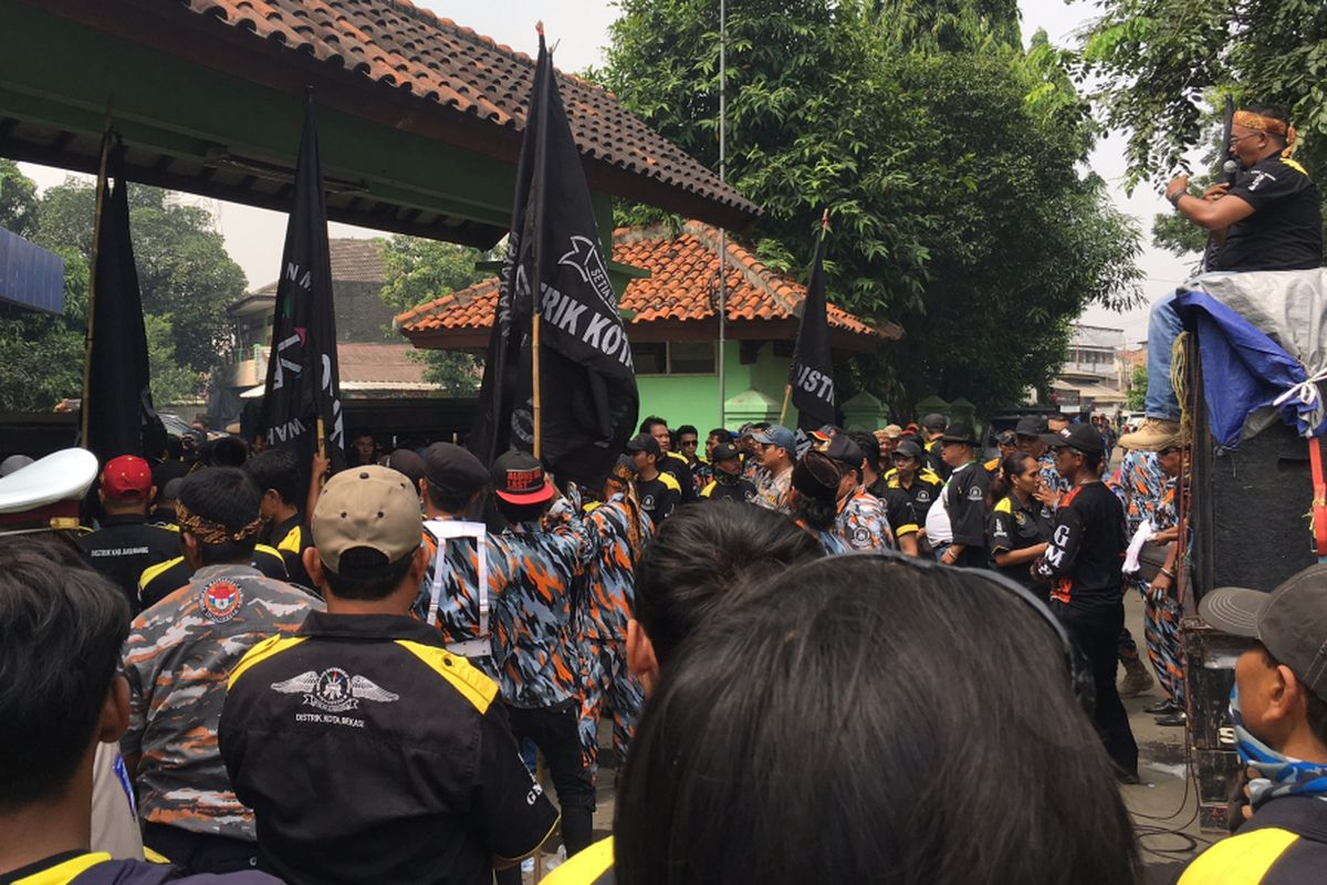 Anggota Gerakan Masyarakat Bawah Indonesia (GMBI) Kota Bekasi menggelar aksi unjuk rasa di depan kantor Badan Pendapatan Daerah (Bapenda) Kota Bekasi, Senin (24/7/2017).