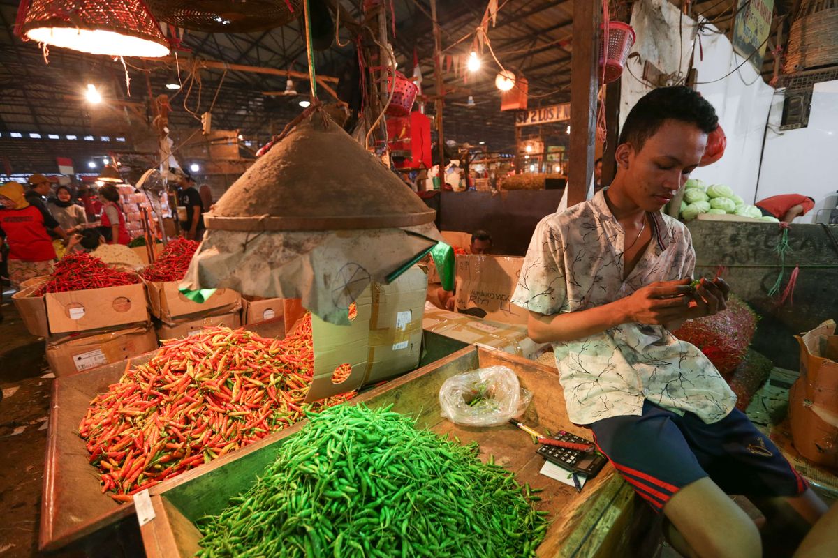 Suasana lapak penjual cabai rawit merah di Pasar Induk Kramat Jati, Jakarta, Selasa (28/6/2022). Kenaikan harga cabai rawit merah di Jakarta tembus Rp 130.000 per kilogram.