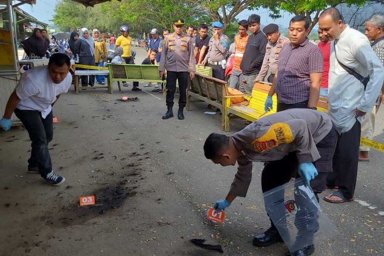 Dua kios milik pedagang di obyek wisata Waduk Pusong, Kecamatan Banda Sakti, Kota Lhokseumawe, Provinsi Aceh Jumat (24/2/2023) diduga dilempar bom Molotov. Kios itu milik Salmawati dan Azizah M Yusuf.
