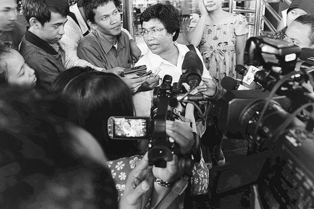 Anggota Lembaga Perlindungan Saksi dan Korban (LPSK), Lili Pintauli Siregar, menjawab pertanyaan wartawan seusai bertemu Mindo Rosalina Manulang di Gedung Komisi Pemberantasan Korupsi (KPK), Jakarta, Jumat (13/1). LPSK dan KPK berkoordinasi untuk pengamanan terhadap Mindo, terpidana dan saksi kasus korupsi wisma atlet SEA Games di Palembang, Sumatera Selatan.