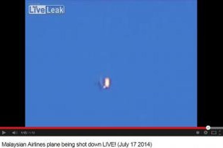 video detik-detik pesawat Malaysia Airlines MH17 yang jatuh di Ukraina