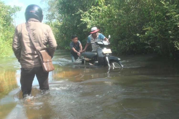 Sebuah sepeda motor yang nekad melintas banjir di jalan Kelurahan Sungai Medang harus dimatikan mesinnya dan dibantu didorong oleh warga. Warga berharap pihak pemerintah meninggikan badan jalan agar ke depan jalan itu tidak banjir lagi
