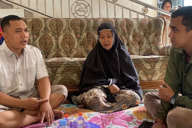 Dewi, isteri dari Septian (tengah) yang menjadi korban pembunuhan diduga oleh anak majikannya. Kondisi Dewi masih terpukul atas kepergian suaminya itu saat ditemui kompas.com dikediaman adiknya yang beralamat di kampung Cibarengkok Rt1 Rw7, Desa Citarik, kecamatan Palabuhanratu, Kabupaten Sukabumi, Jawa Barat Rabu (22/1/2025) siang.