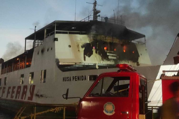 ebuah kapal  Feri KMP Nusa Penida terbakar di Pelabuhan PT Dukuh Raya Desa Labuhan Tereng, Kecamatan Lembar, Lombok Barat, Nusa Tenggara Barat (NTB) Sabtu (16/7/2022) sore.