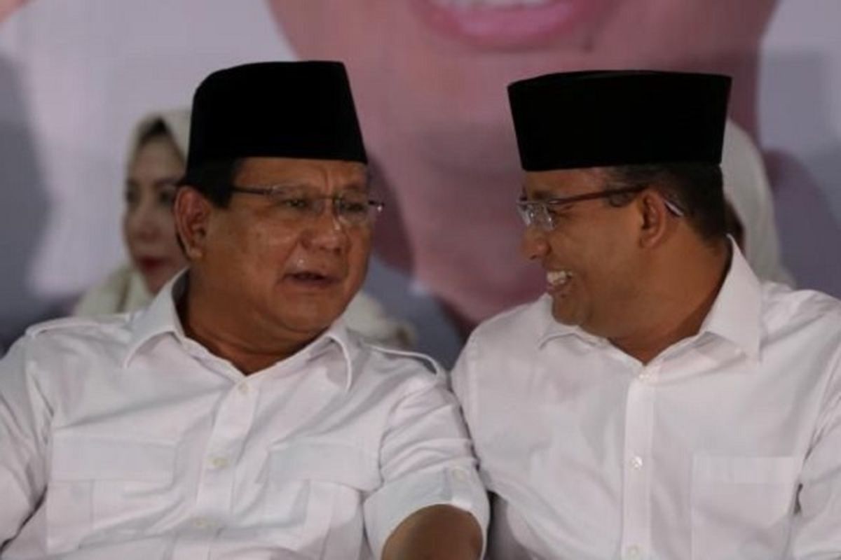 Ketua Umum Partai Gerindra, Prabowo Subianto (kiri), Calon gubernur DKI Jakarta nomor urut 3, Anies Baswedan memberikan keterangan pers di Kantor DPP Partai Gerindra, Jakarta Selatan, Rabu (15/2/2017). Anies Baswedan mengucapkan terima kasih kepada warga Jakarta yang telah berpartisipasi memberikan hak suaranya dalam pemilihan kepala daerah di DKI Jakarta. 