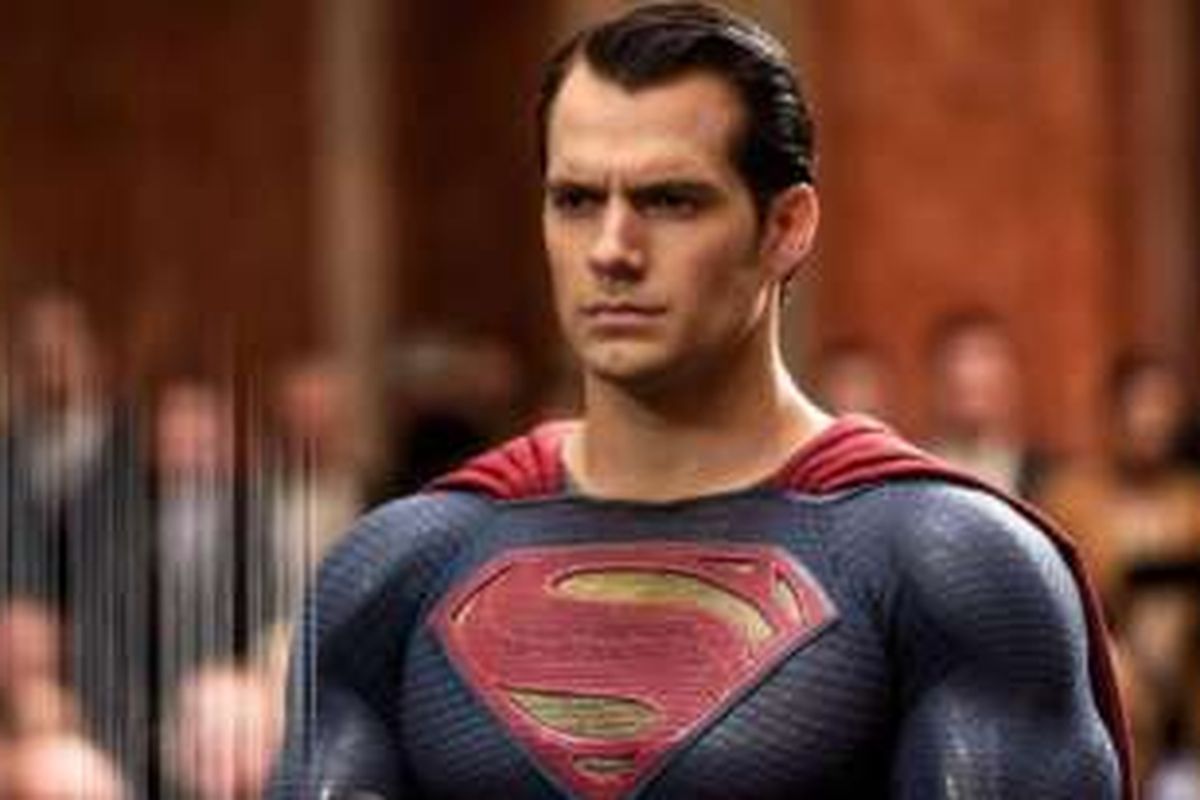 Aktor Henry Cavill berperan sebagai Superman/Clark Kent dalam film Batman v Superman: Dawn of Justice.