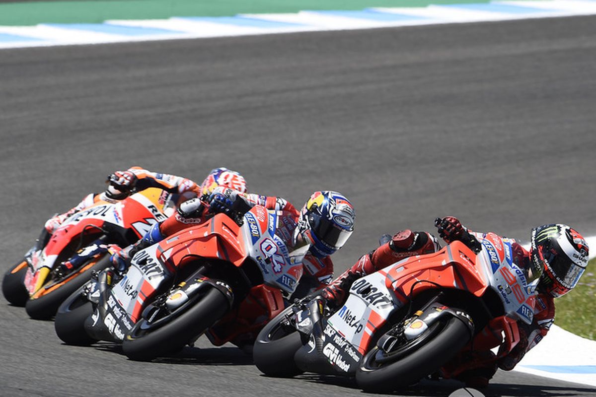 Jorge Lorenzo, Andrea Dovizioso, dan Dani Pedrosa sebelum kecelakaan yang bikin ketiganya tidak finis di GP Spanyol, Minggu (6/5/2018).