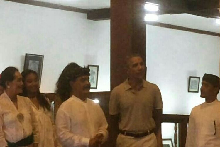 Barack Obama saat mengunjungi Agung Rai Museum Art (Arma) di Desa Pengosekan, Ubud, Gianyar, Bali