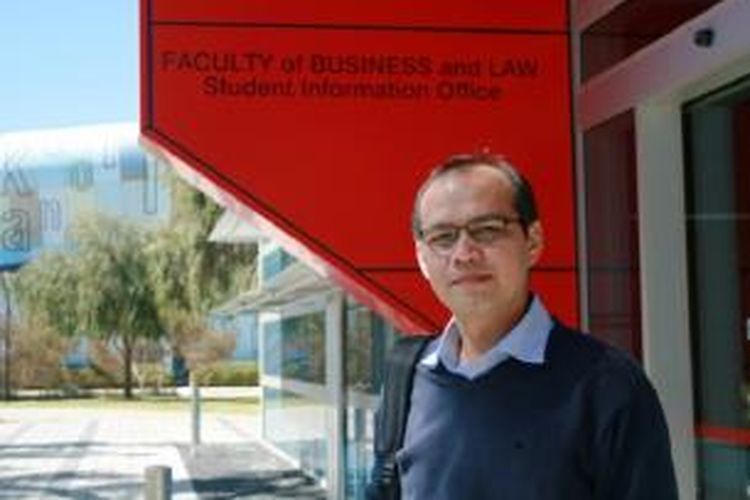 Taufiq Amir di depan kampus 'Mount Lawley', Edith Cowan University.