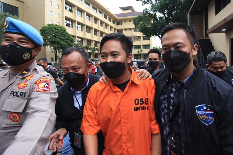 Polisi menggiring tersangka kasus penipuan aplikasi Quotex Doni Salmanan (tengah) saat konferensi pers di Bareskrim, Mabes Polri Jakarta, Selasa (15/3/2022). Direktorat Tindak Pidana Siber Bareskrim Polri menetapkan Doni Salmanan sebagai tersangka kasus penipuan aplikasi Quotex dengan barang bukti berupa uang tunai Rp3,3 miliar, dua unit rumah, 18 unit kendaraan roda dua dan enam unit kendaraan roda empat serta 97 barang bukti lainnya dengan perkiraan senilai Rp64 miliar.  ANTARA FOTO/Reno Esnir/nym.