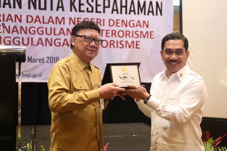 Kepala Badan Nasional Penanggulangan Terorisme (BNPT) Komjen Pol Suhardi Alius (kanan) bersama dengan Menteri Dalam Negeri RI Tjahjo Kumolo (kiri) menandatangani nota kesepahaman atau Memorandum of Understanding (MoU) antara BNPT dengan Kementerian Dalam Negeri di Hotel Aryaduta, Jakarta, Senin (12/3/2018) untuk mengoptimalkan pelaksanaan program penanggulangan terorisme di Indonesia.