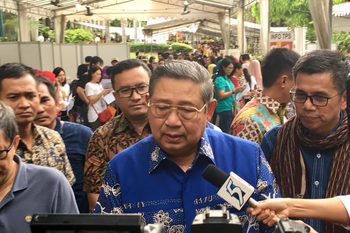 Presiden ke-6 Republik Indonesia Susilo Bambang Yudhoyono ketika diwawancarai oleh media setelah menggunakan hak pilihnya di KBRI Singapura, Minggu sore (14/4/2019). (KOMPAS.com/ERICSSEN)  