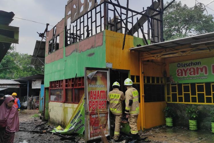 Penampakan warung ayam penyet yang terbakar di Jalan Raya Kebagusan, Pasar Minggu, Jakarta Selatan, pada Jumat (28/4/2023). 