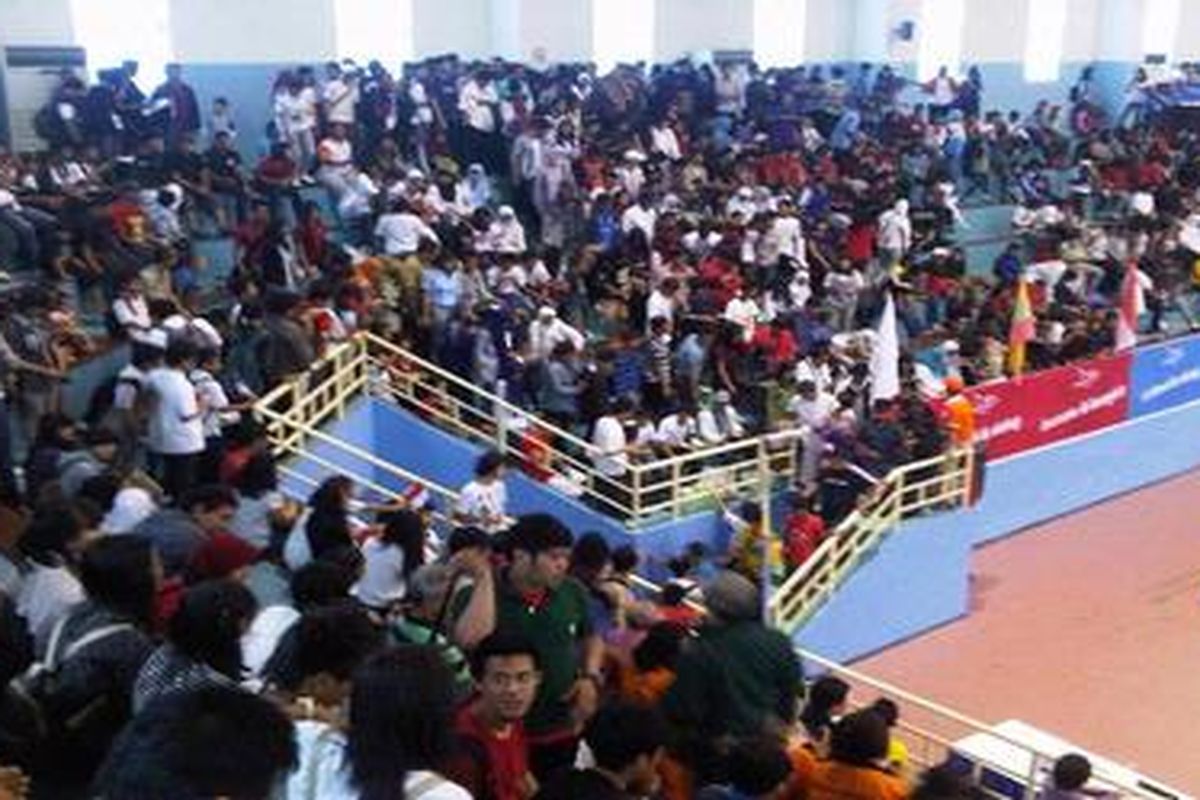 Penonton pertandingan taekwondo di GOR POPKI Cibubur, Minggu (13/11), terpaksa mengantre untuk mencapai pintu keluar. Panitia hanya menyediakan satu pintu di bagian utara gedung sebagai akses masuk-keluar penonton.