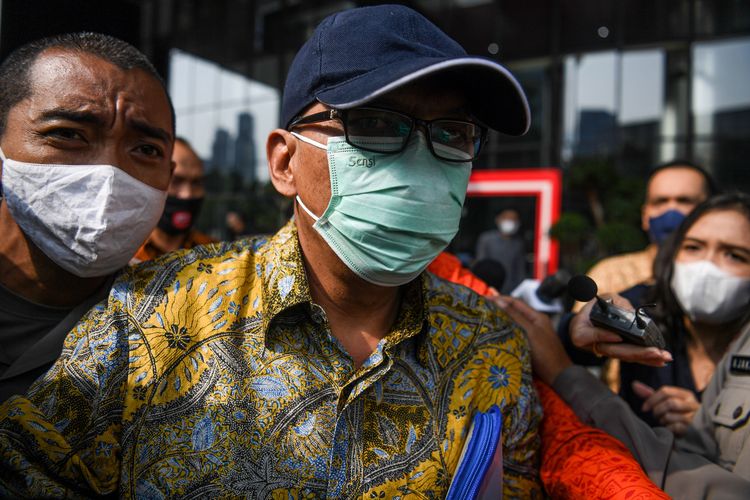 Mantan Direktur Pemeriksaan dan Penagihan Ditjen Pajak Kementerian Keuangan Angin Prayitno Aji berusaha menghindari wartawan usai diperiksa di gedung KPK, Jakarta, Rabu (28/4/2021). Angin Prayitno Aji diperiksa sebagai saksi kasus dugaan korupsi penerimaan hadiah atau janji terkait pemeriksaan perpajakan Tahun 2016-2017 pada Ditjen Pajak.