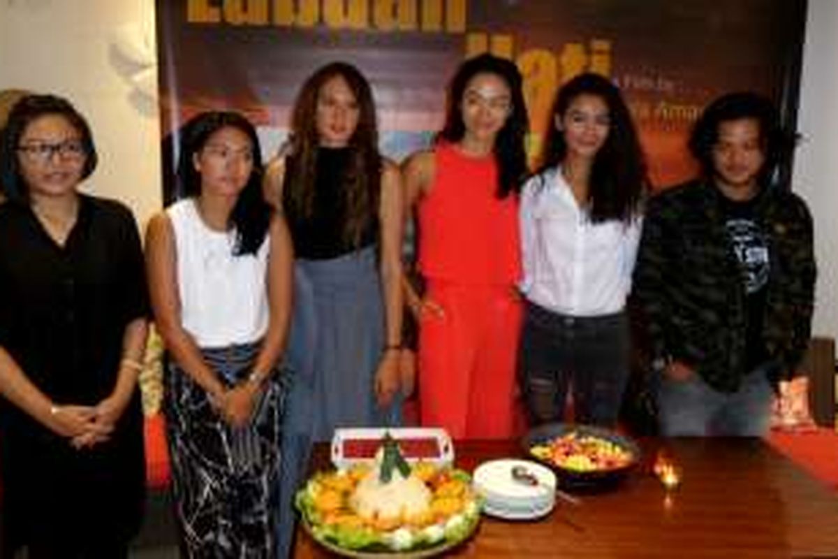 Penulis Titien Wattimena, sutradara dan produser Lola Amaria, artis peran Nadine Chandrawinata, Kelly Tandiono, Ully Triani dan Ramon Y Tungka dalam syukuran film Labuan Hati di Le Seminyak, Cipete, Jakarta Selatan, Kamis (18/8/2016).