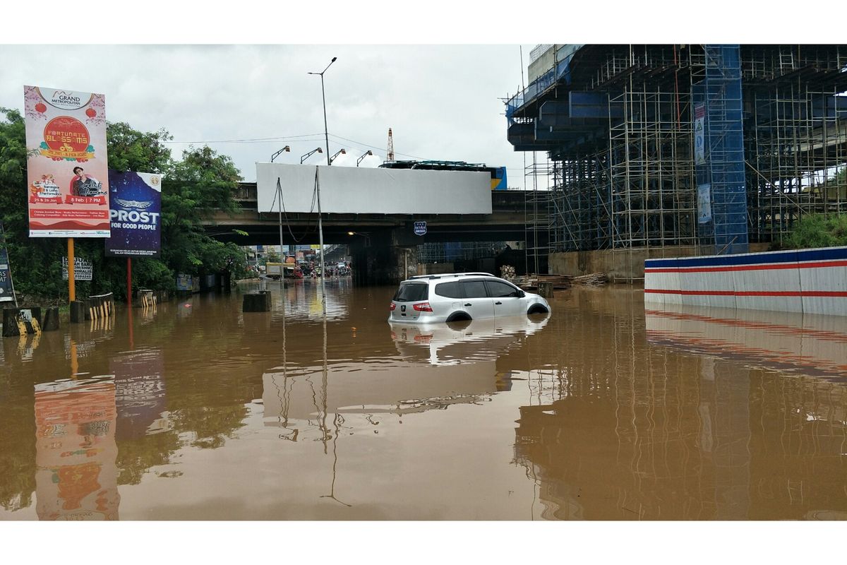 Mobil terjebak di underpass Tol JORR Kalimalang, Selasa (25/2/2020).