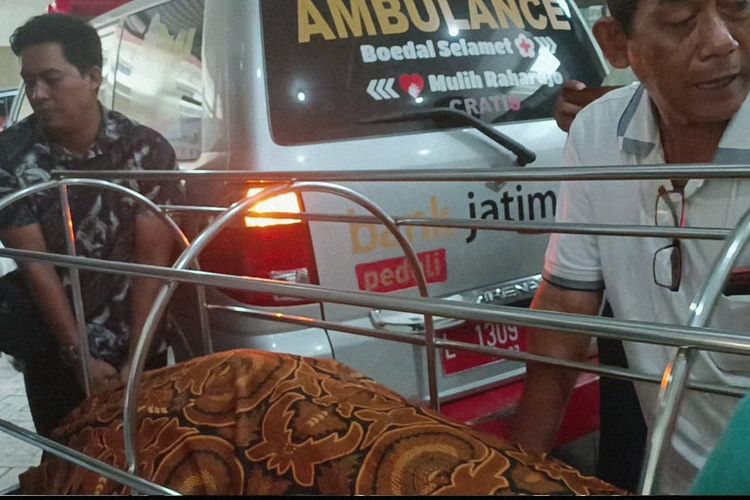 Jenazah Mariana dibawa ke Surabaya menggunakan ambulan, Senin (20/11/2023)