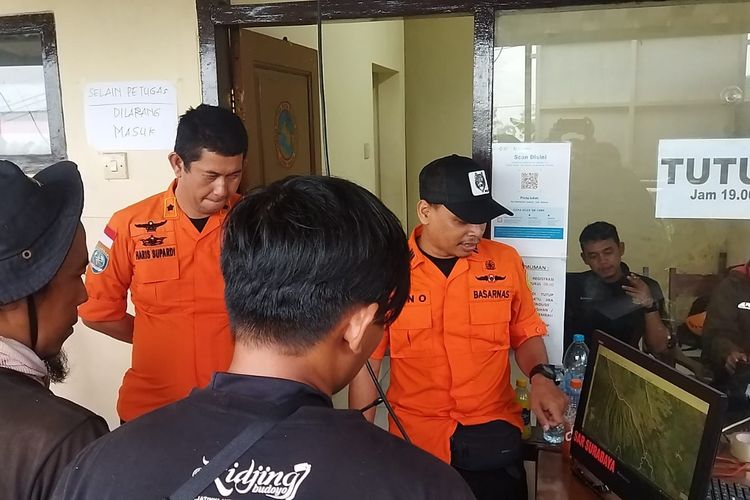 Pengarahan tim evakuasi Yurbianto Basri, Peserta Mantra Summits Challenge 2022 Asal Jakarta Hilang di Gunung Arjuno