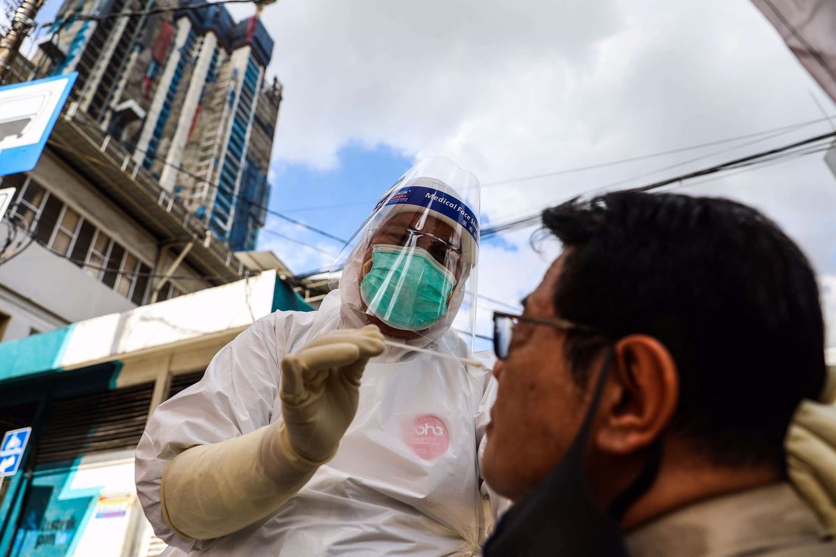 Tim medis Puskesmas Kecamatan Tanah Abang mengambil sampel lendir warga saat tes usap di Pasar Bendungan Hilir, Jakarta Pusat, Selasa (16/6/2020). Pemerintah Kota Jakarta Pusat melalui Kecamatan Tanah Abang melakukan rapid dan swab test COVID-19 yang diperuntukkan bagi para pedagang dan warga di sekitar pasar tersebut.