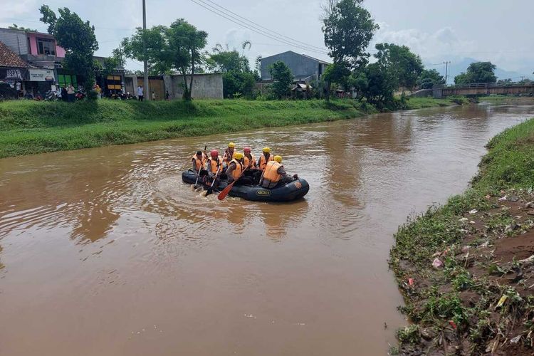 Tim SAR gabungan saat mencari korban tenggelam di Sungai Citarum atas nama Jajang (26) warga Kecamatan Solokanjeruk, Kabupaten Bandung, Jawa Barat, pada Minggu (7/5/2023)