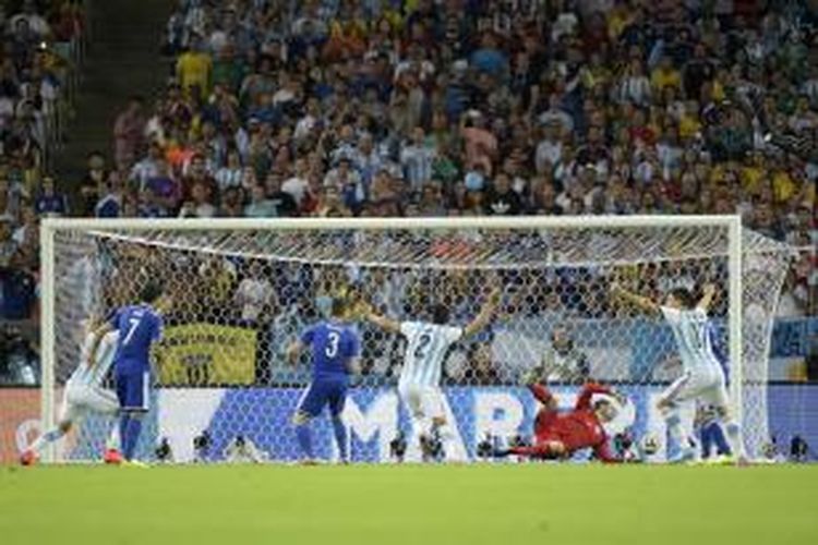 Pemain-pemain Argentina merayakan gol bunuh diri bek Bosnia-Herzegovina Sead Kolasinac (kanan), pada menit ketiga pertandingan Grup F Piala Dunia, di Estadio do Maracana, Rio De Janeiro, Minggu atau Senin (16/6/2014) pagi WIB. 
