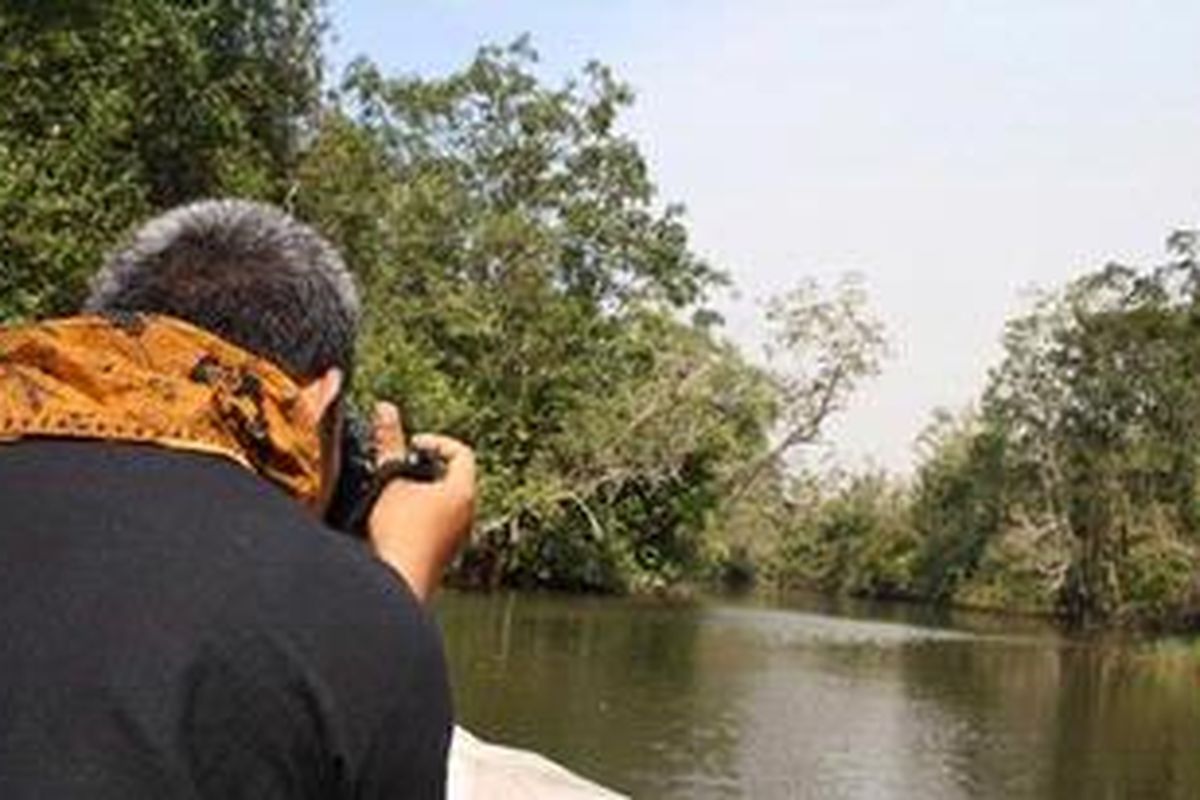 Menyusuri Way Kanan dengan speedboat di kawasan Taman Nasional Way Kambas, Lampung.