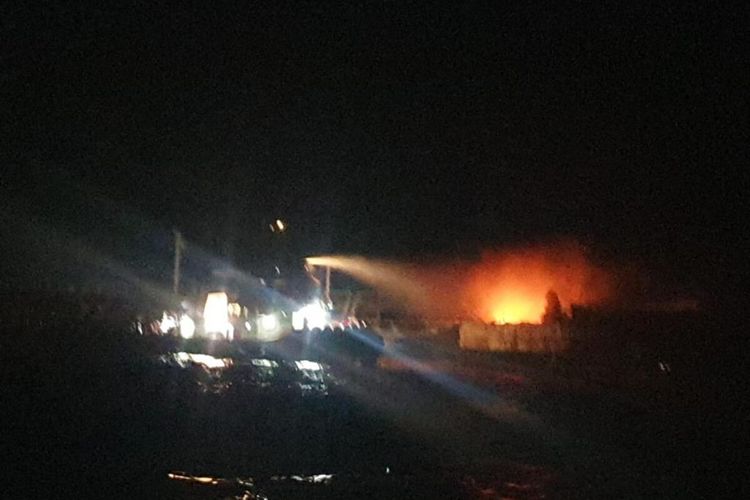 Suasana pemadaman kapal terbakar di perairan Ampenan, Mataram, Minggu (26/3/2023)