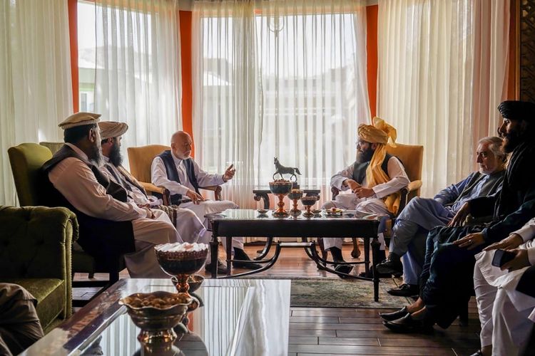 Foto yang dirilis dari Taliban memperlihatkan mantan presiden Afghanistan, Hamid Karzai (kiri tengah); pemimpin senior kelompok Haqqani, Anas Haqqani (kanan tengah); Kepala Dewan Rekonsiliasi Nasional Afghanistan dan mantan negosiator pemerintah dengan Taliban, Abdullah Abdullah (kedua dari kanan); serta para delegasi Taliban lainnya, dalam pertemuan di Kabul, Rabu (18/8/2021).