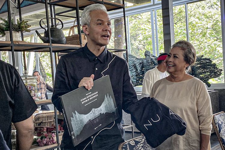 Calon Presiden dari PDI Perjuangan, Ganjar Pranowo menyambangi workshop pengerjaan bilah-bilah sayap garuda IKN di NuArt Sculpture Park, Bandung Barat, Jawa Barat, Selasa (3/10/2023).