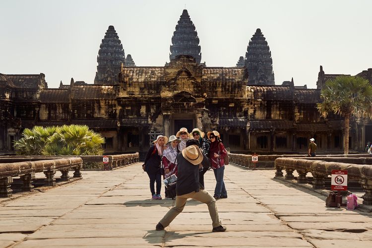 Ilustrasi wisatawan di Angkor Wat, Kamboja.