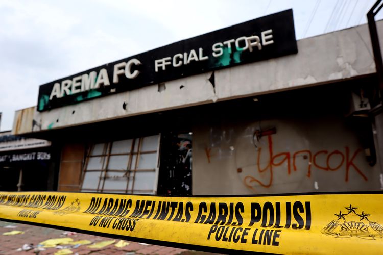 Keadaan Official Arema FC Store diberi polis line pasca aksi demo yang berakhir dengan pengerusakan di Jalan Mayjen Pandjaitan No.42 Kota Malang, Senin (30/1/2023) siang.